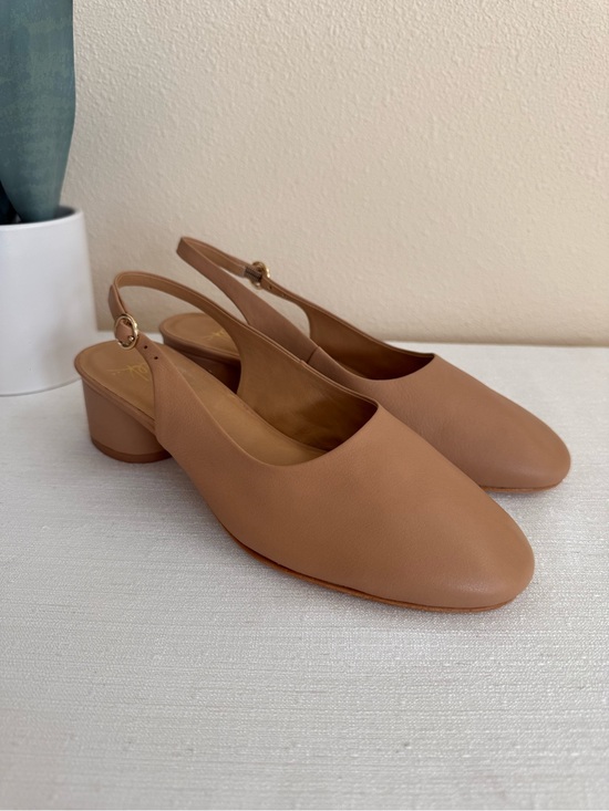 beek Shoes - Beek Lora Hi Little Bird Classic Slingback Block Heel Pumps in Tan Leather